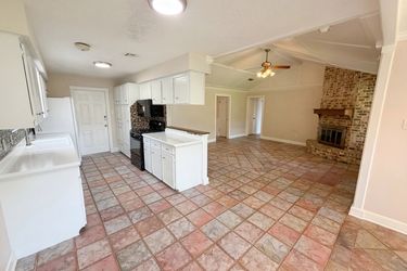Photo 2 of 21 of 1902 New Orleans St, Deer Park, TX