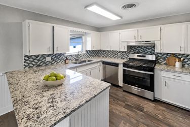 Photo 2 of 18 of 1105 E 17th St, Georgetown, TX