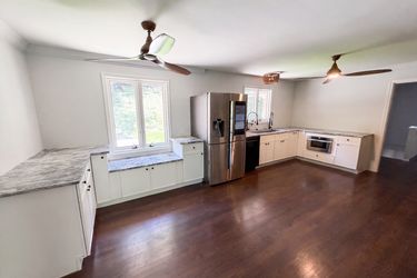 Photo 2 of 39 of 210 Lakeview Dr, Seneca, SC