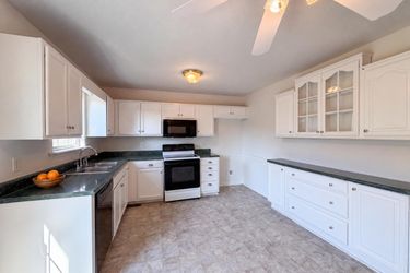 Photo 2 of 16 of 1303 St Hubbins Dr, La Vergne, TN