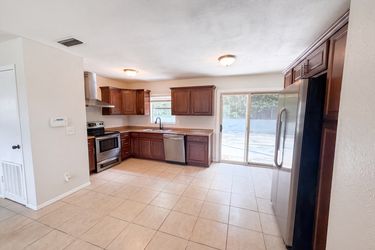Photo 2 of 14 of 7018 Lynwood Dr, Tampa, FL