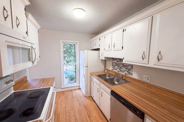 Photo 2 of 16 of 6420 English Oaks Dr, Raleigh, NC