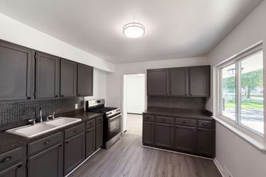 Photo 2 of 18 of 9022 Manorford Dr, Cleveland, OH