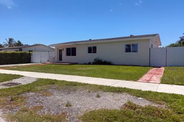 Photo 2 of 22 of 6200 SW 109th Ave, Miami, FL
