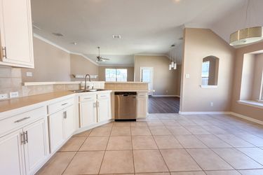 Photo 2 of 21 of 5327 Lake Gardens Dr, Grand Prairie, TX
