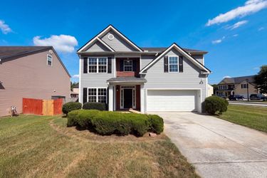 Photo 2 of 19 of 7402 Walton Hl, Fairburn, GA