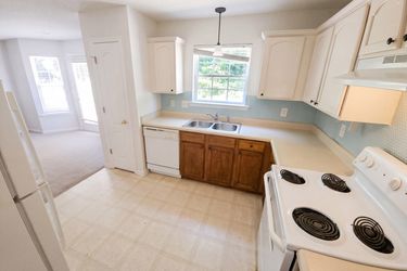 Photo 2 of 18 of 220 Fox Creek Blvd, Woodstock, GA