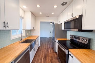 Photo 2 of 18 of 5208 Fernwood Way, Sacramento, CA