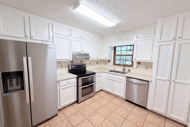 Photo 2 of 29 of 1731 Sundale Dr, Lawrenceville, GA