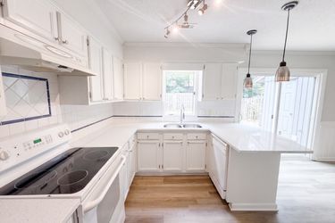 Photo 2 of 16 of 4305 Kaplan Dr, Raleigh, NC