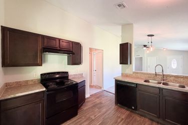 Photo 2 of 20 of 705 5th St, Wildwood, FL