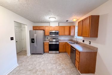 Photo 2 of 30 of 7111 Pinecroft Ln, Knoxville, TN