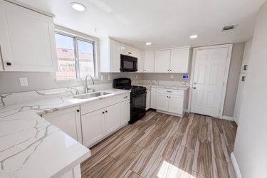 Photo 2 of 21 of 16960 Sorrento Ln, Victorville, CA