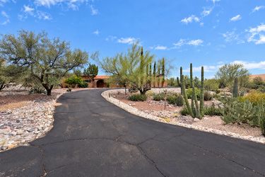 Photo 2 of 25 of 3900 N Calle Hondonada, Tucson, AZ