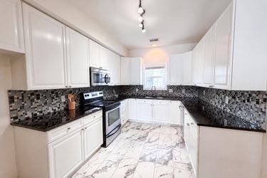 Photo 2 of 21 of 4933 Lake Palmetto Ln, North Charleston, SC
