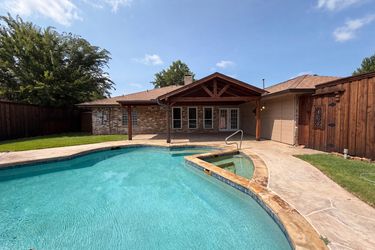 Photo 2 of 19 of 1533 Parkside Trl, Lewisville, TX