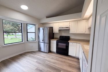Photo 2 of 23 of 8048 Kilwinning Ln, Jacksonville, FL