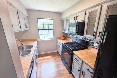 Photo 2 of 21 of 165 Splitwood Ln, Fairburn, GA