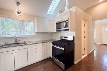 Photo 2 of 38 of 20919 Hollywood St, Harper Woods, MI