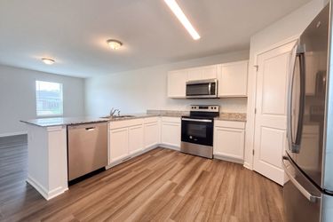 Photo 2 of 22 of 10103 Lakeview Dr, Taylor, MI