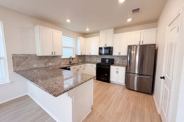 Photo 2 of 19 of 252 Sage Derby Dr, Hutto, TX
