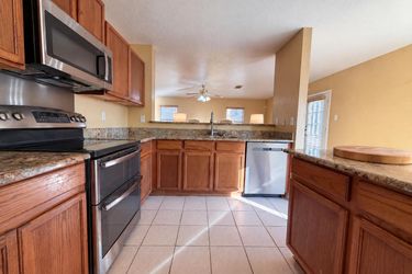 Photo 2 of 19 of 121 Springtree Fld, Cibolo, TX