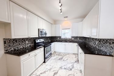 Photo 2 of 21 of 4933 Lake Palmetto Ln, North Charleston, SC