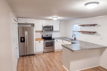 Photo 2 of 13 of 2111 Bernhurst Dr, Knoxville, TN