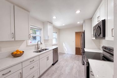 Photo 2 of 26 of 605 Ash St, Lake Oswego, OR