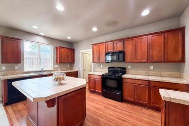 Photo 2 of 23 of 1724 SW Willowview Ter, Beaverton, OR