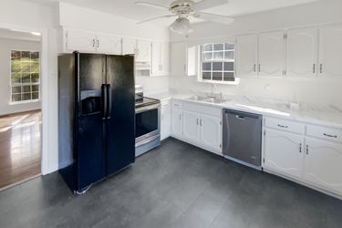 Photo 2 of 23 of 7511 Irongate Dr, Hixson, TN