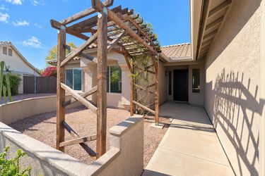 Photo 2 of 25 of 7746 W Wahalla Ln, Glendale, AZ