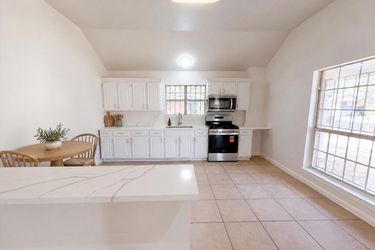 Photo 2 of 17 of 1322 E Waco Ave, Dallas, TX