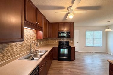 Photo 2 of 19 of 470 Kinsman Ct, Fuquay Varina, NC