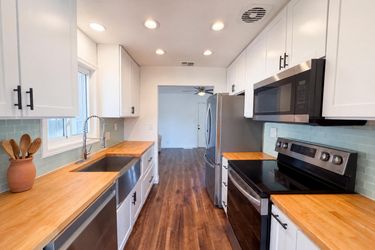 Photo 2 of 18 of 5208 Fernwood Way, Sacramento, CA