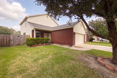 Photo 2 of 27 of 15019 Silhouette Ridge Dr, Humble, TX