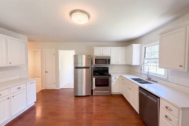 Photo 2 of 18 of 4154 Edgeware Rd, Winston Salem, NC