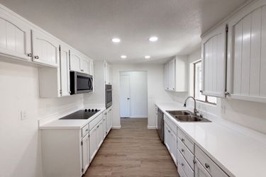 Photo 2 of 29 of 6041 Thornicroft Dr, Valley Springs, CA