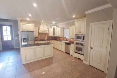 Photo 2 of 18 of 3908 N Pine Ave, Broken Arrow, OK