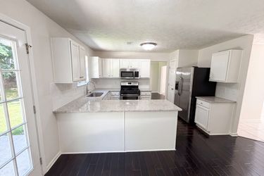 Photo 2 of 25 of 3582 Coveside Ct, Loganville, GA