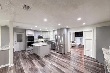 Photo 2 of 18 of 1823 Lori Ln W, Lakeland, FL