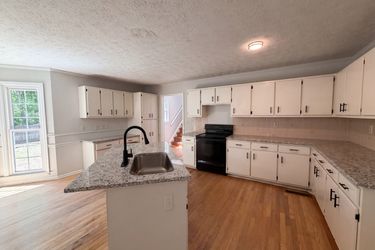 Photo 2 of 22 of 1033 Chestnut Hill Cir SW, Marietta, GA