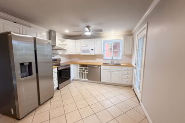 Photo 2 of 21 of 9122 Neil Dr, Cincinnati, OH
