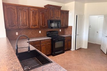 Photo 2 of 18 of 11208 NW 97th St, Yukon, OK