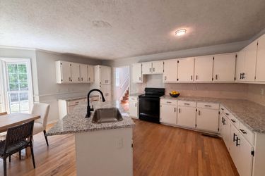 Photo 2 of 22 of 1033 Chestnut Hill Cir SW, Marietta, GA