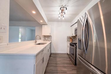 Photo 2 of 20 of 1805 Brookview Dr, Arlington, TX