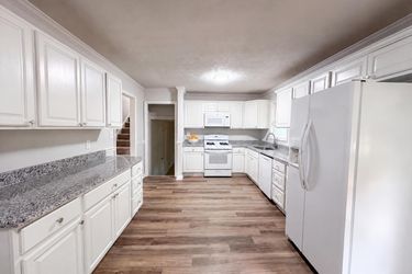 Photo 2 of 25 of 3691 Lavilla Dr, Powder Springs, GA