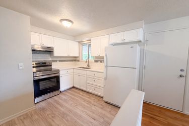 Photo 2 of 16 of 3910 SE 71st Ave, Portland, OR