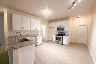 Photo 2 of 18 of 5080 Windsor Forrest Ln, Atlanta, GA