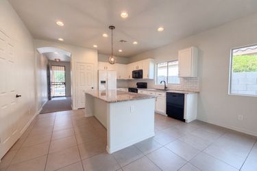 Photo 2 of 18 of 810 W Whistling Thorn Ave, San Tan Valley, AZ